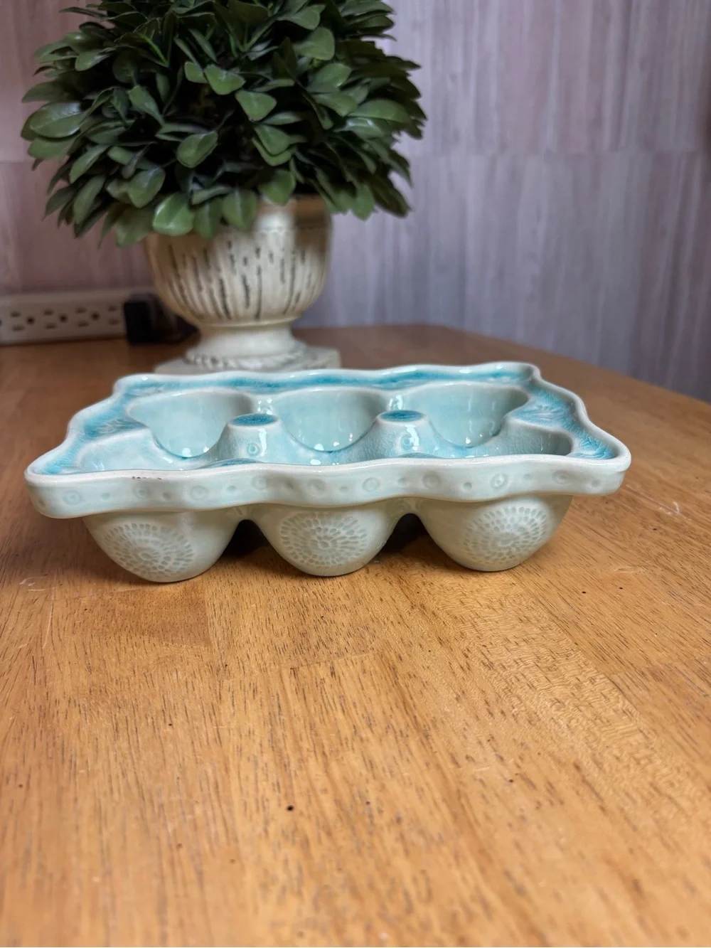 Vintage Style Ceramic 6-Egg Holder Tray with Elegant Crackle Glaze Finish